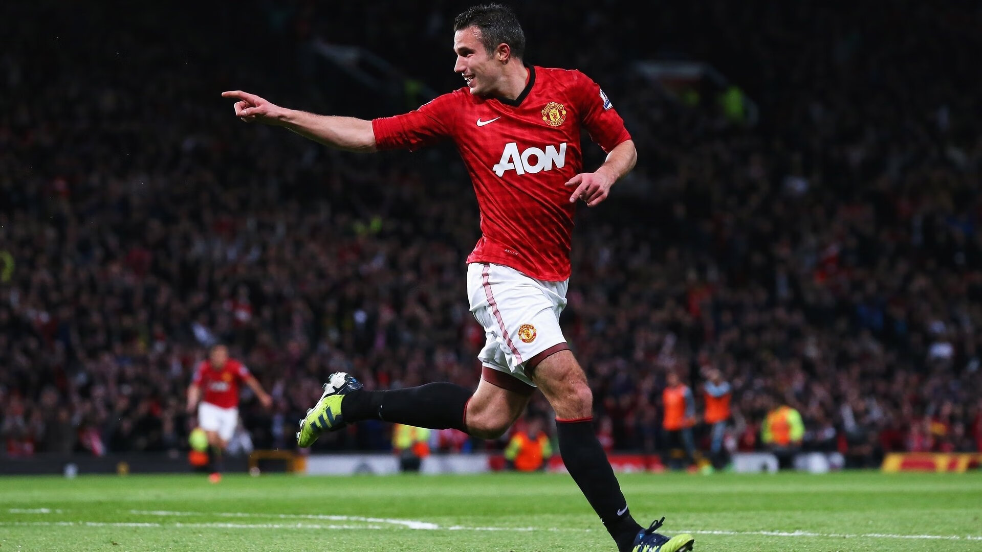 足球俱乐部引入资本合作，行业竞争格局逐渐变化，足球俱乐部的盈利模式